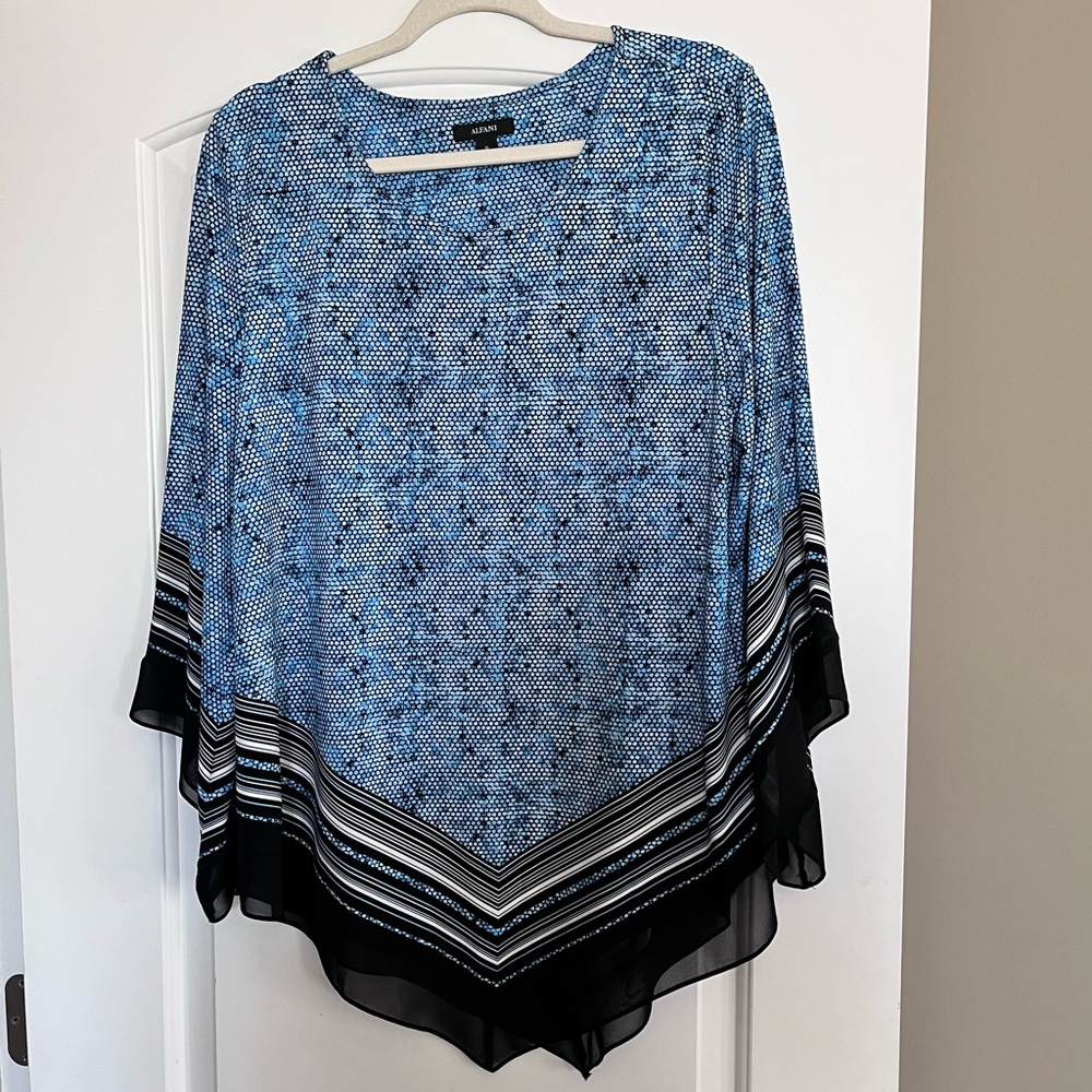 NWOT - Alfani Blue Patterned Women's Flowy Lightweight Top